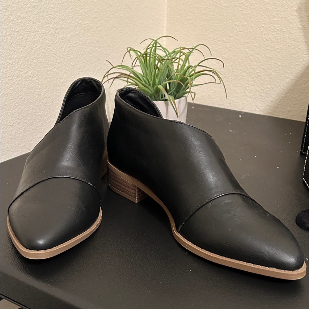 Universal Thread Black Ankle Boots